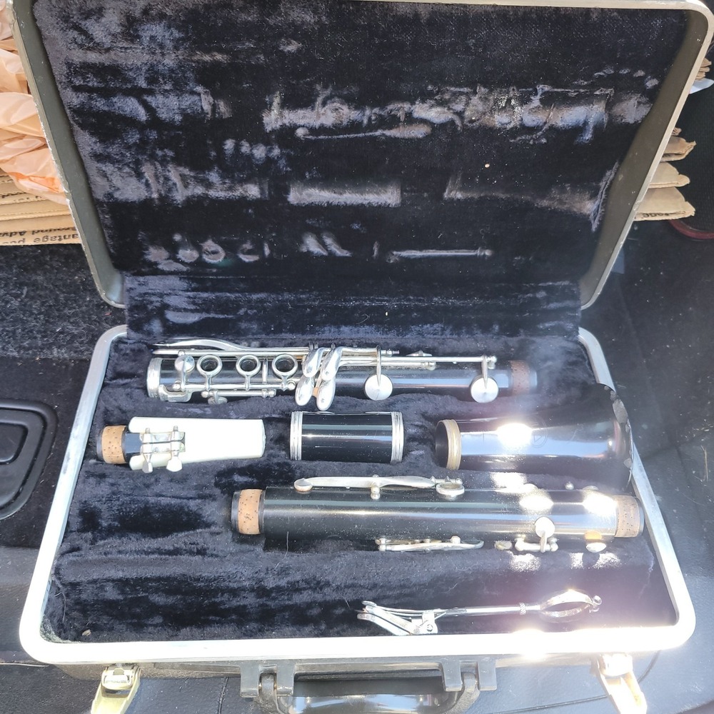Selmer Bundy  Clarinet Made in USA In Lined Carrying Case